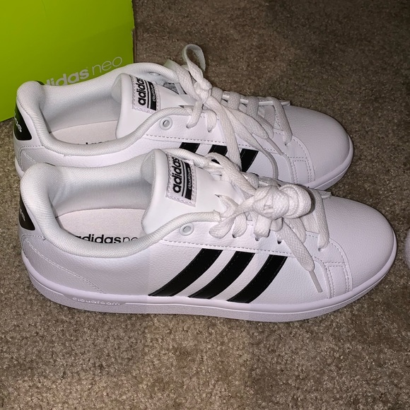 adidas Shoes - NWT ADIDAS 3 STRIPE SNEAKER
